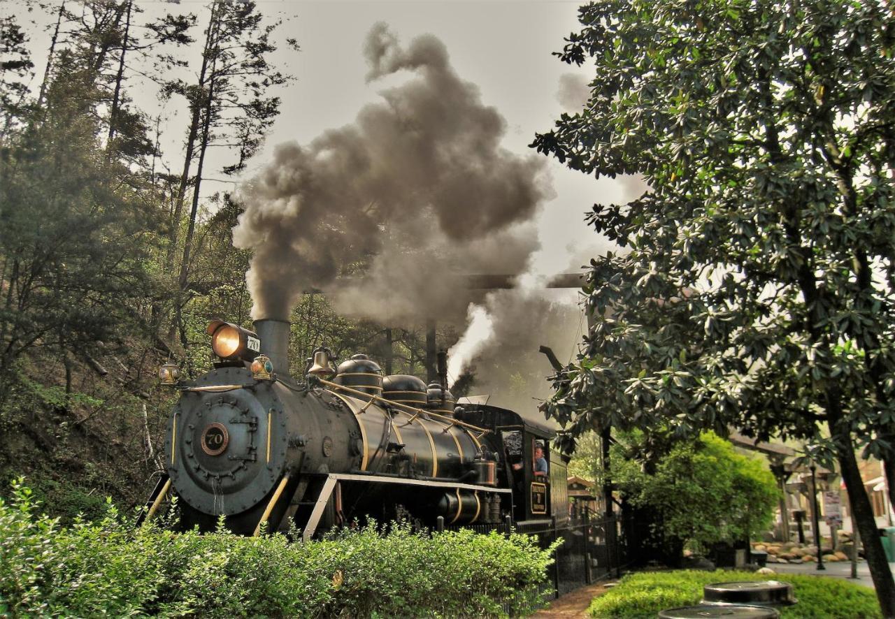 Magical Moments, Hot Tub, Wifi, 1089 Free Tickets Each Paid Day, Dollywood And More Gatlinburg Luaran gambar